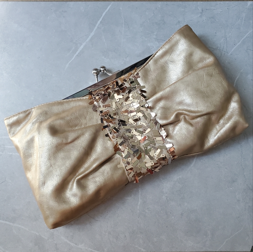 ⭐️ 3/$15 ⭐️Gold sequin clutch with chain